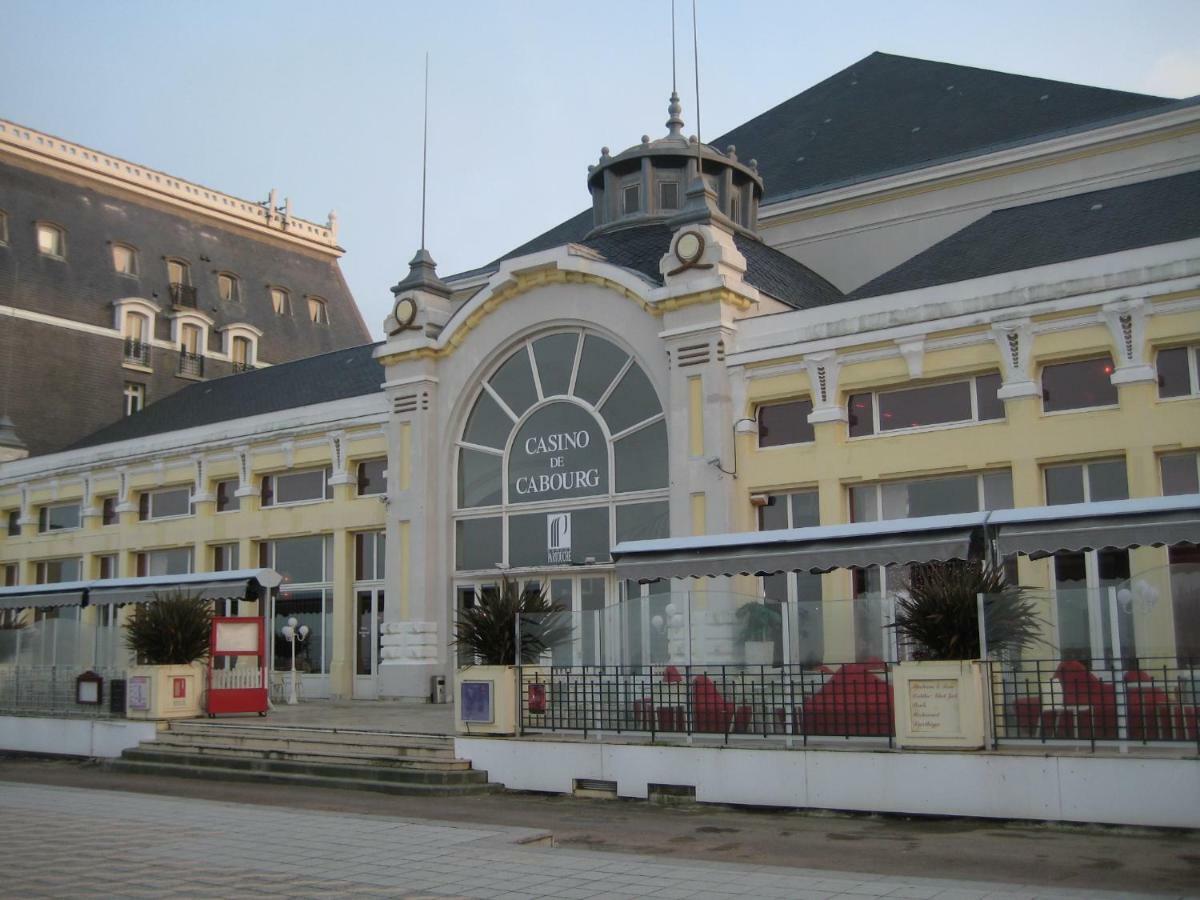 - Hyper Centre, *